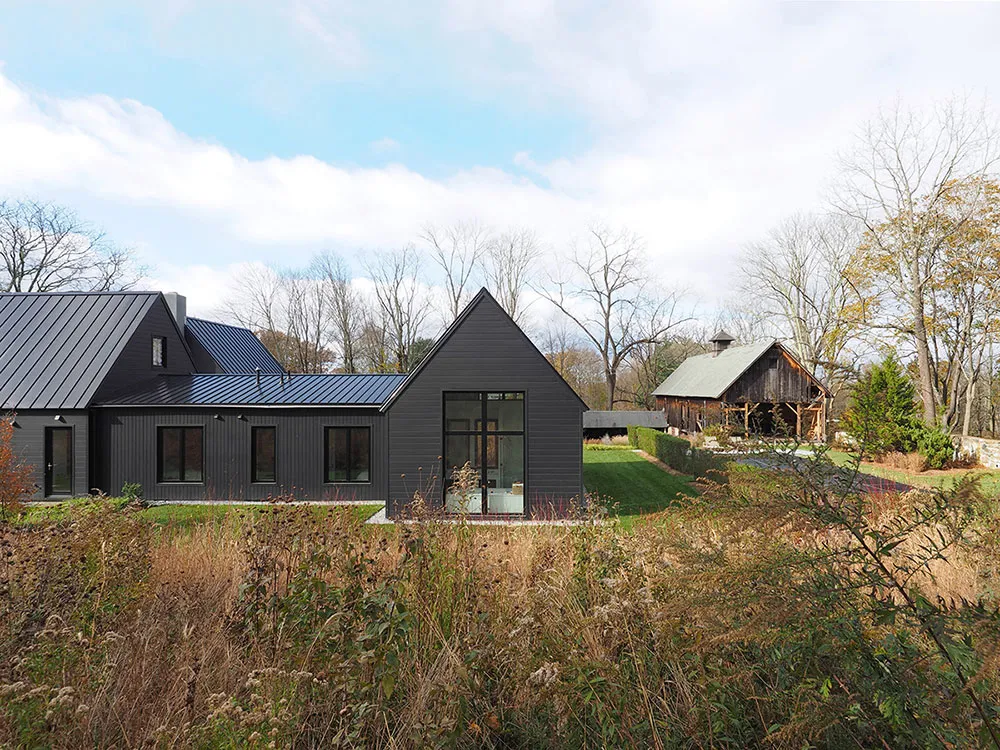 Intérieurs très lumineux d'un moderne cottage noir en pleine nature - Gallery image 2