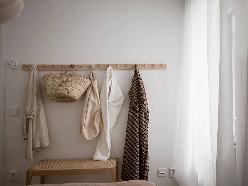 Decoración beige suave en un apartamento escandinavo pequeño (52 m²) - Gallery image 12