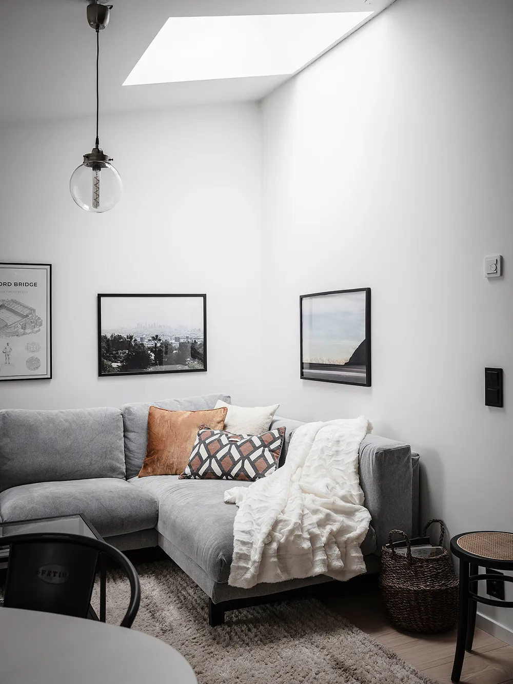 Petite mansarde blanche avec cuisine sombre (34 m²) - Gallery image 1