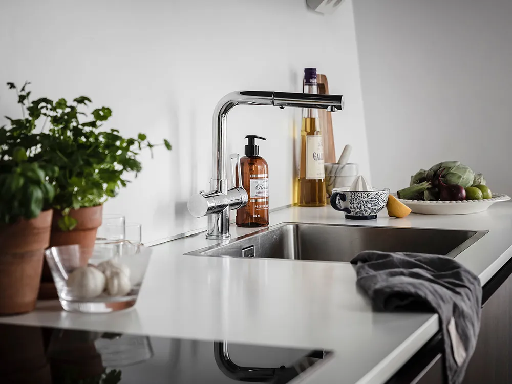 Petite mansarde blanche avec cuisine sombre (34 m²) - Gallery image 14