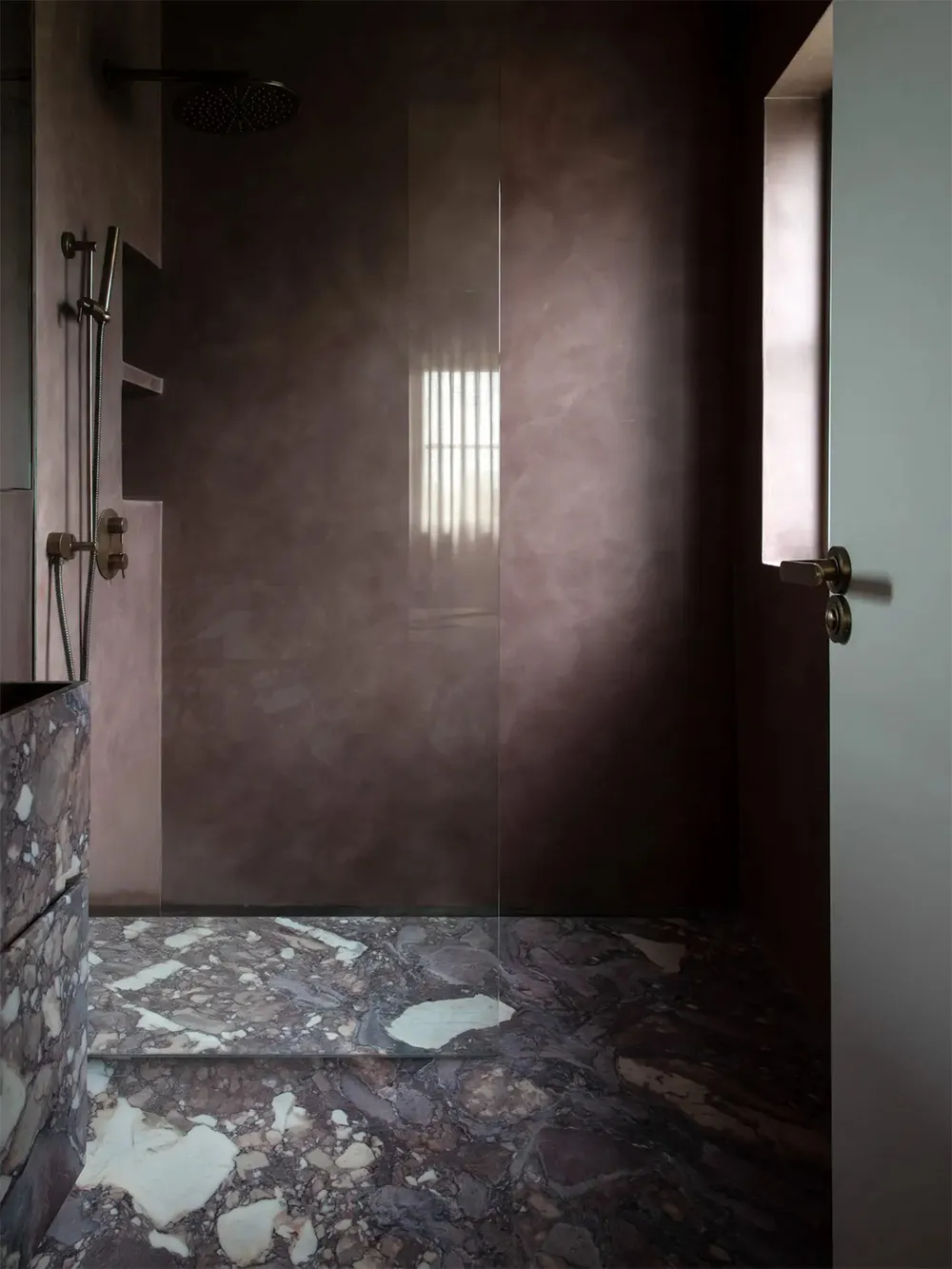 Красивая гамма в дизайне коттеджа посреди суровой природы Ирландии - Gallery image 22