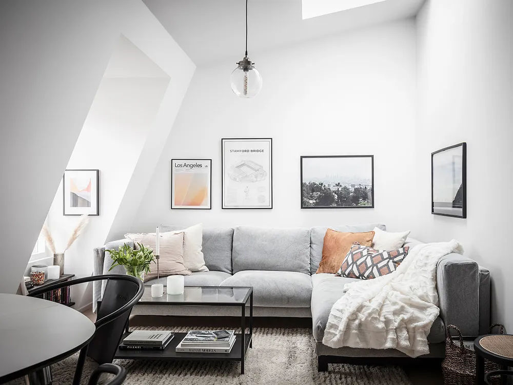 Petite mansarde blanche avec cuisine sombre (34 m²) - Gallery image 7