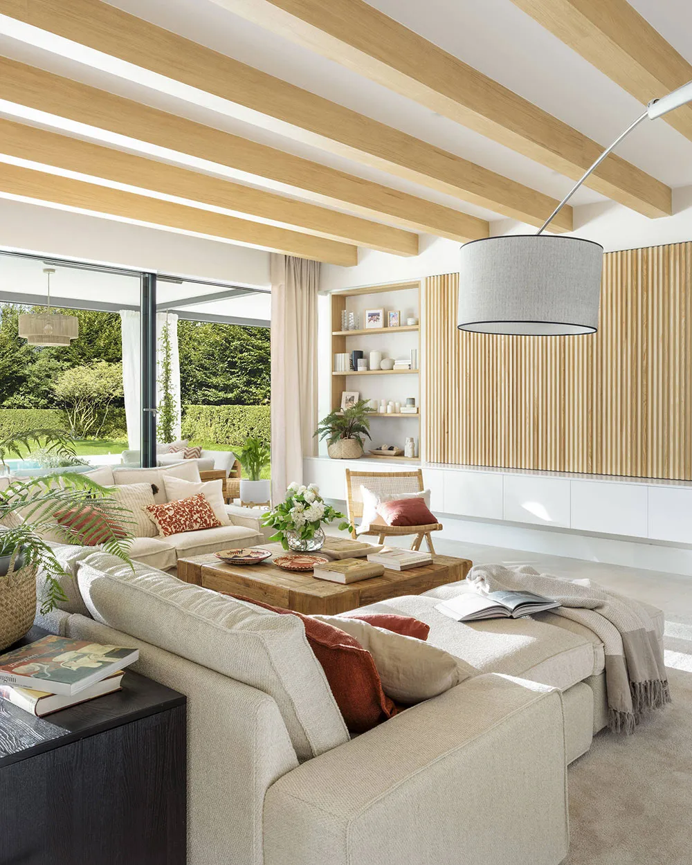 Interior luminoso y natural de una casa acogedora en España - Gallery image 2