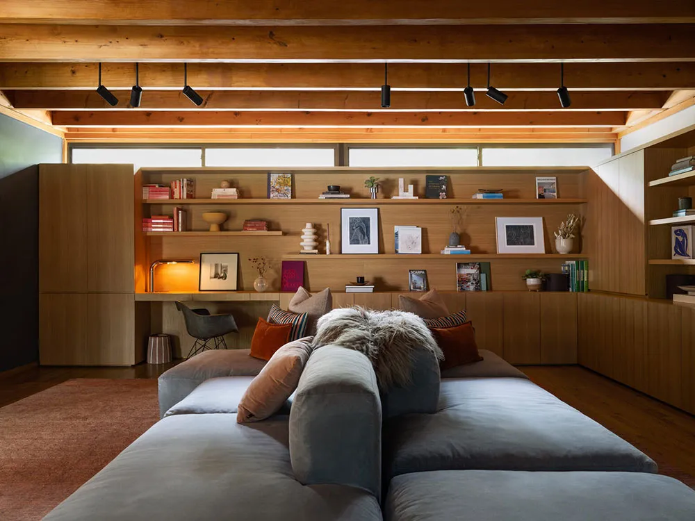 काँच की दीवारें एवं लकड़ी की बीम: कनेक्टिकट में स्थित एक अनूठा जंगली घर - Gallery image 5