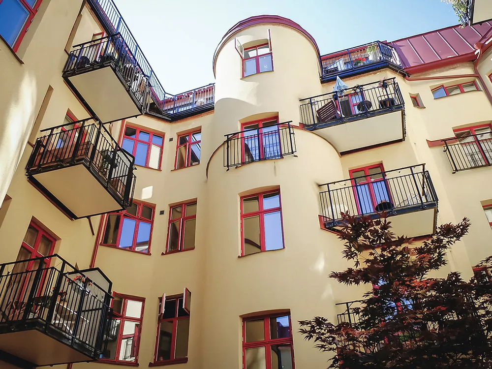 Petite mansarde blanche avec cuisine sombre (34 m²) - Gallery image 5