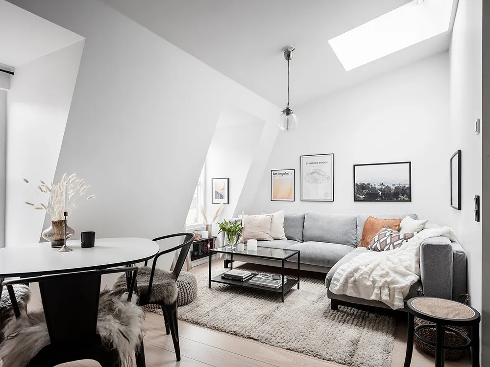 Petite mansarde blanche avec cuisine sombre (34 m²) - Gallery image 2