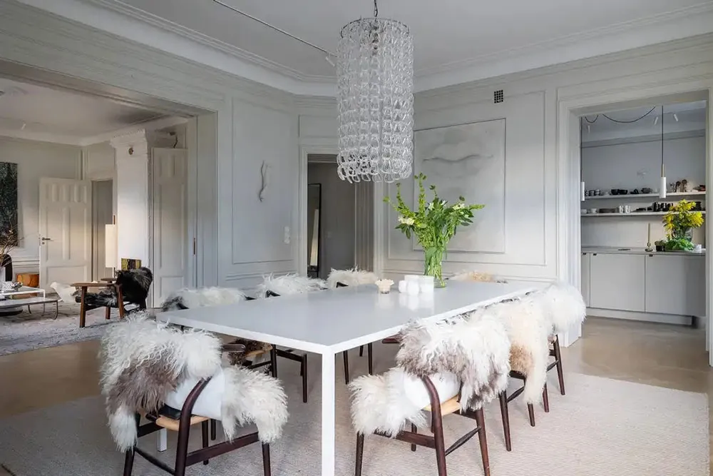 Moderne Klassik mit stylischen dunklen Akzenten: Wohnung in Stockholm - Gallery image 5