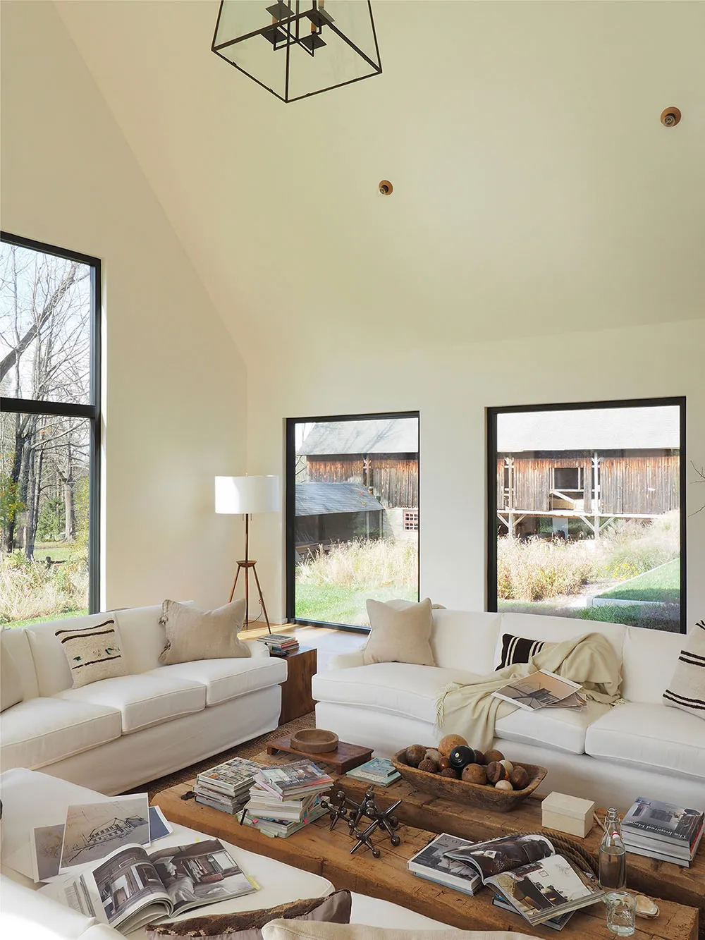 Intérieurs très lumineux d'un moderne cottage noir en pleine nature - Gallery image 5