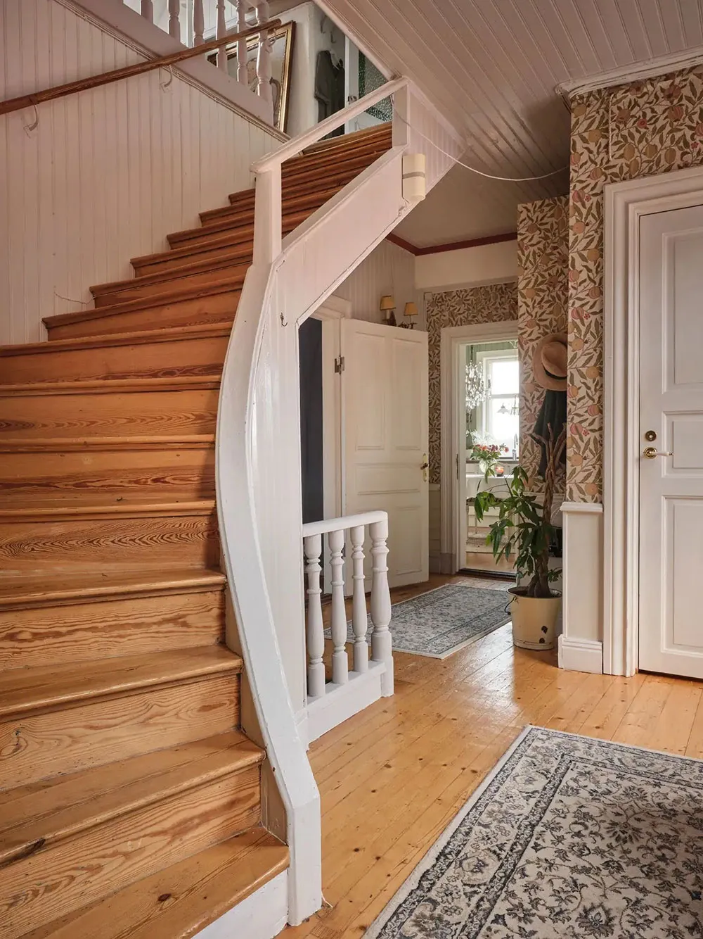 Ungewöhnliche alte Villa mit Türmen in Schweden - Gallery image 12