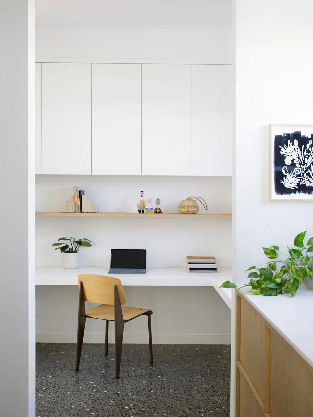 Une merveilleuse cuisine blanche avec sol sombre et détails en bois - Gallery image 6