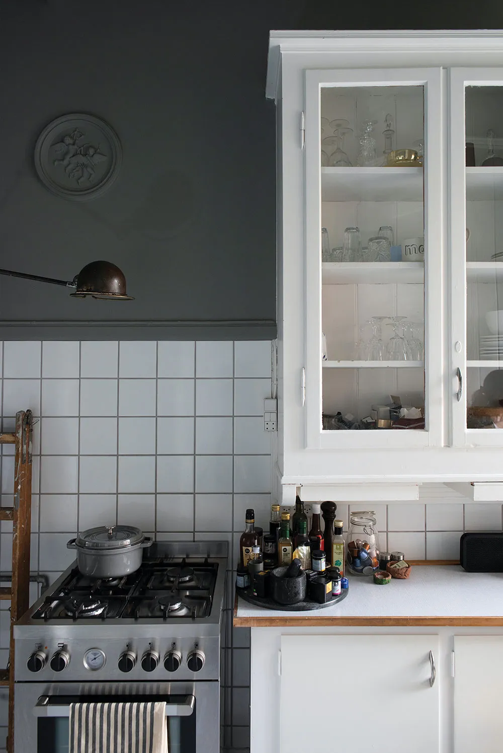 Apartamenty rodziny projektanta w Kopenhadze z nowoczesnymi zielonymi ścianami i linią - Gallery image 9