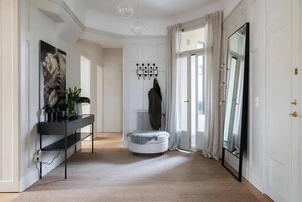 Moderne Klassik mit stylischen dunklen Akzenten: Wohnung in Stockholm - Gallery image 14