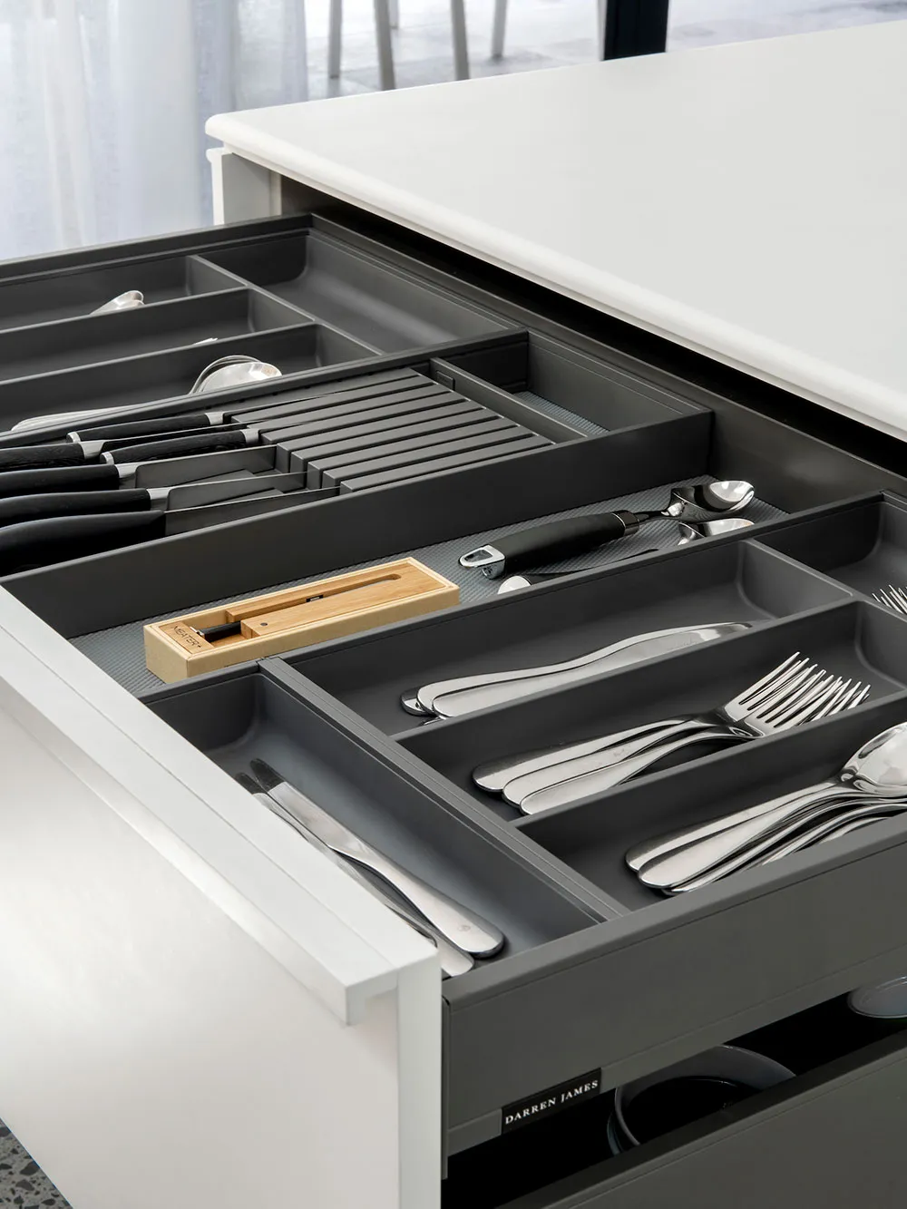 Une merveilleuse cuisine blanche avec sol sombre et détails en bois - Gallery image 7