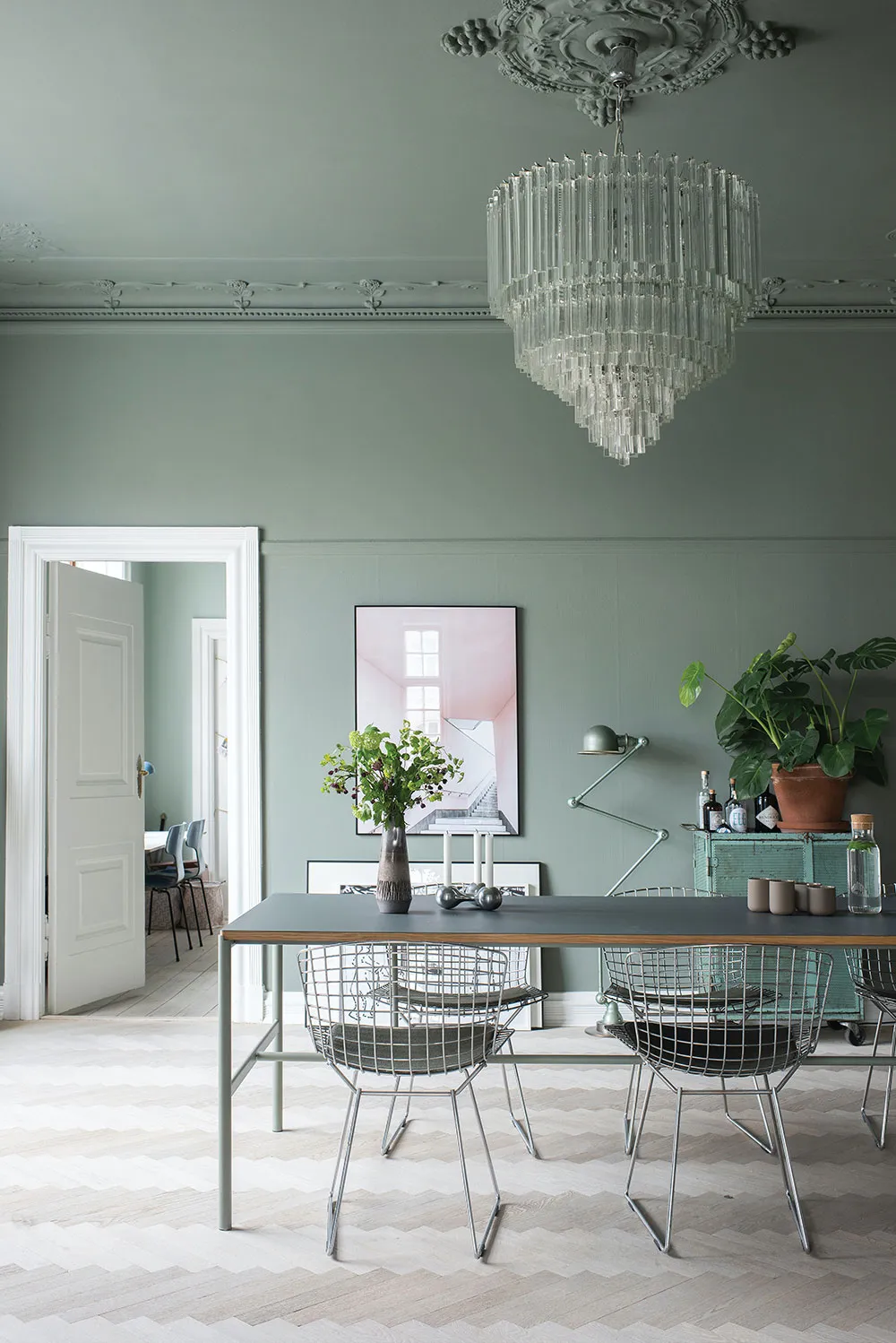 Apartamenty rodziny projektanta w Kopenhadze z nowoczesnymi zielonymi ścianami i linią - Gallery image 2
