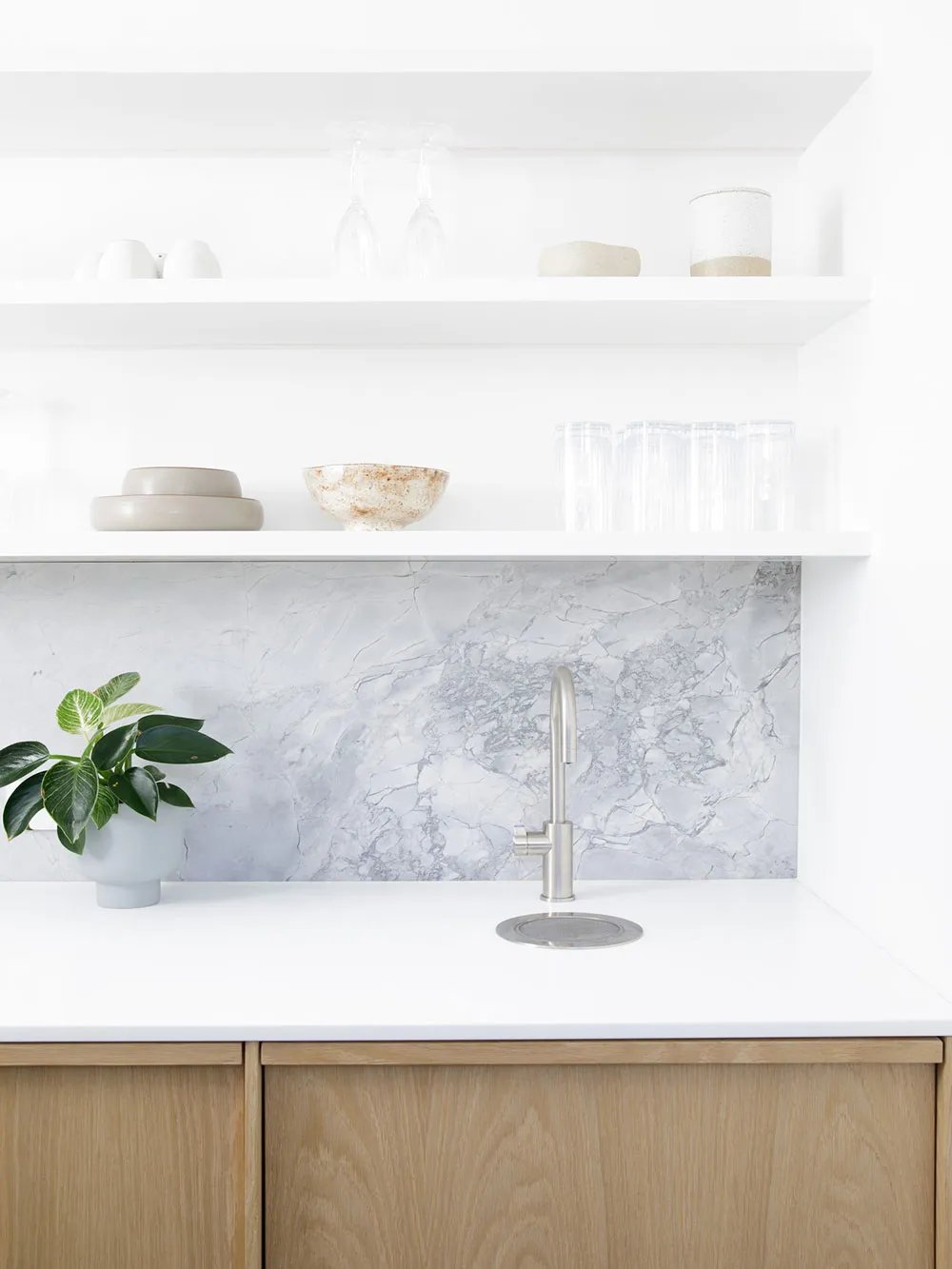 Une merveilleuse cuisine blanche avec sol sombre et détails en bois - Gallery image 4