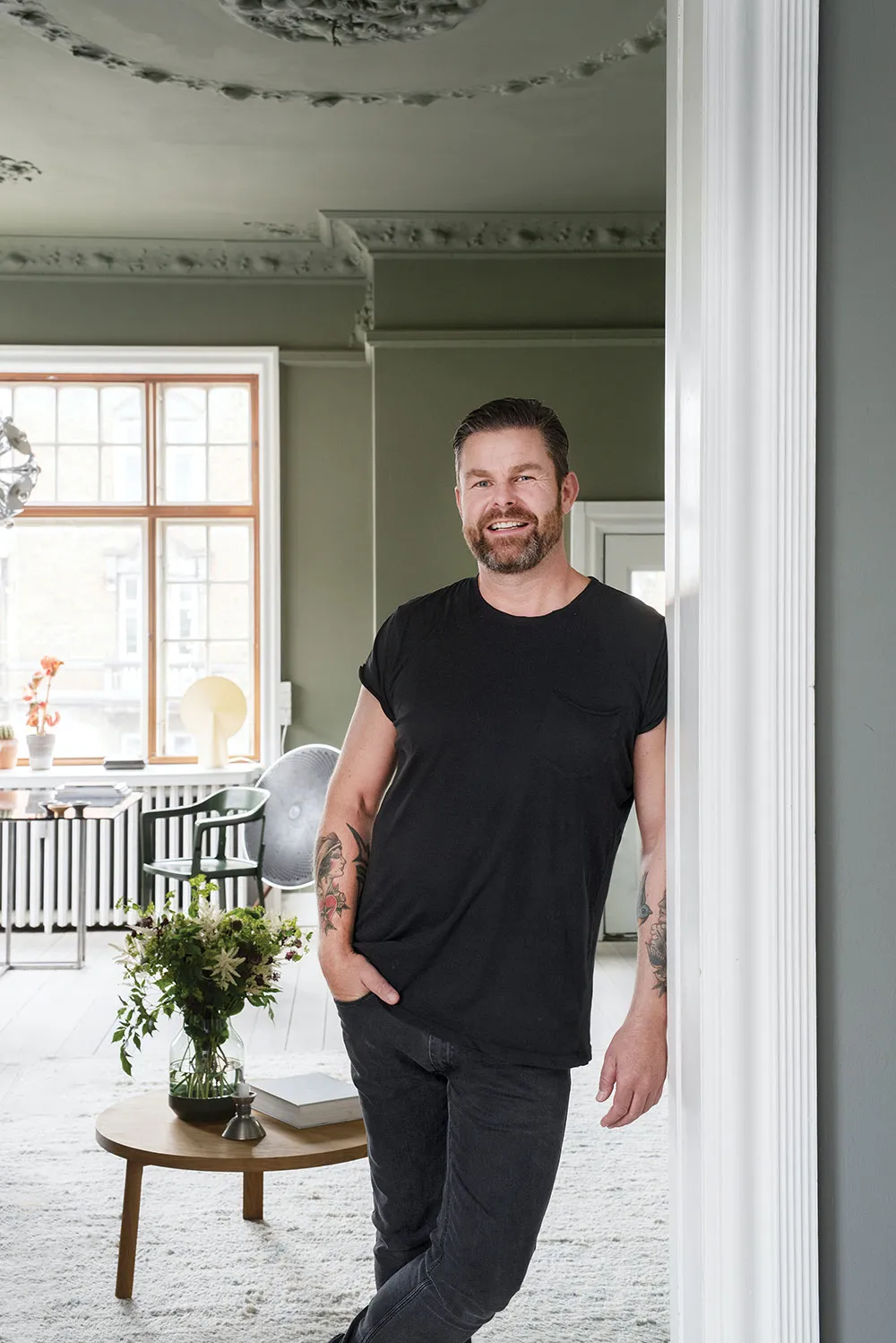 Apartamenty rodziny projektanta w Kopenhadze z nowoczesnymi zielonymi ścianami i linią - Gallery image 1