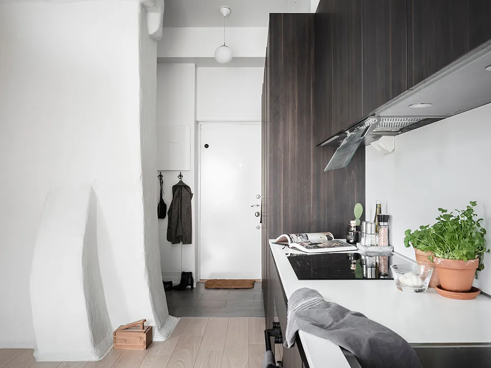 Petite mansarde blanche avec cuisine sombre (34 m²) - Gallery image 12