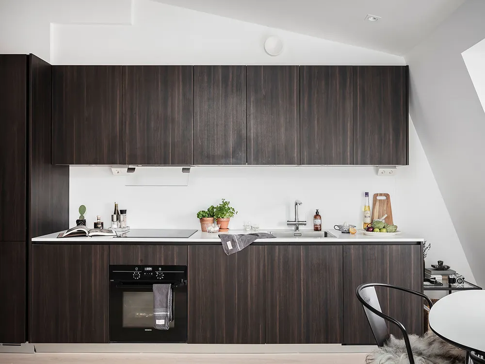 Petite mansarde blanche avec cuisine sombre (34 m²) - Gallery image 4