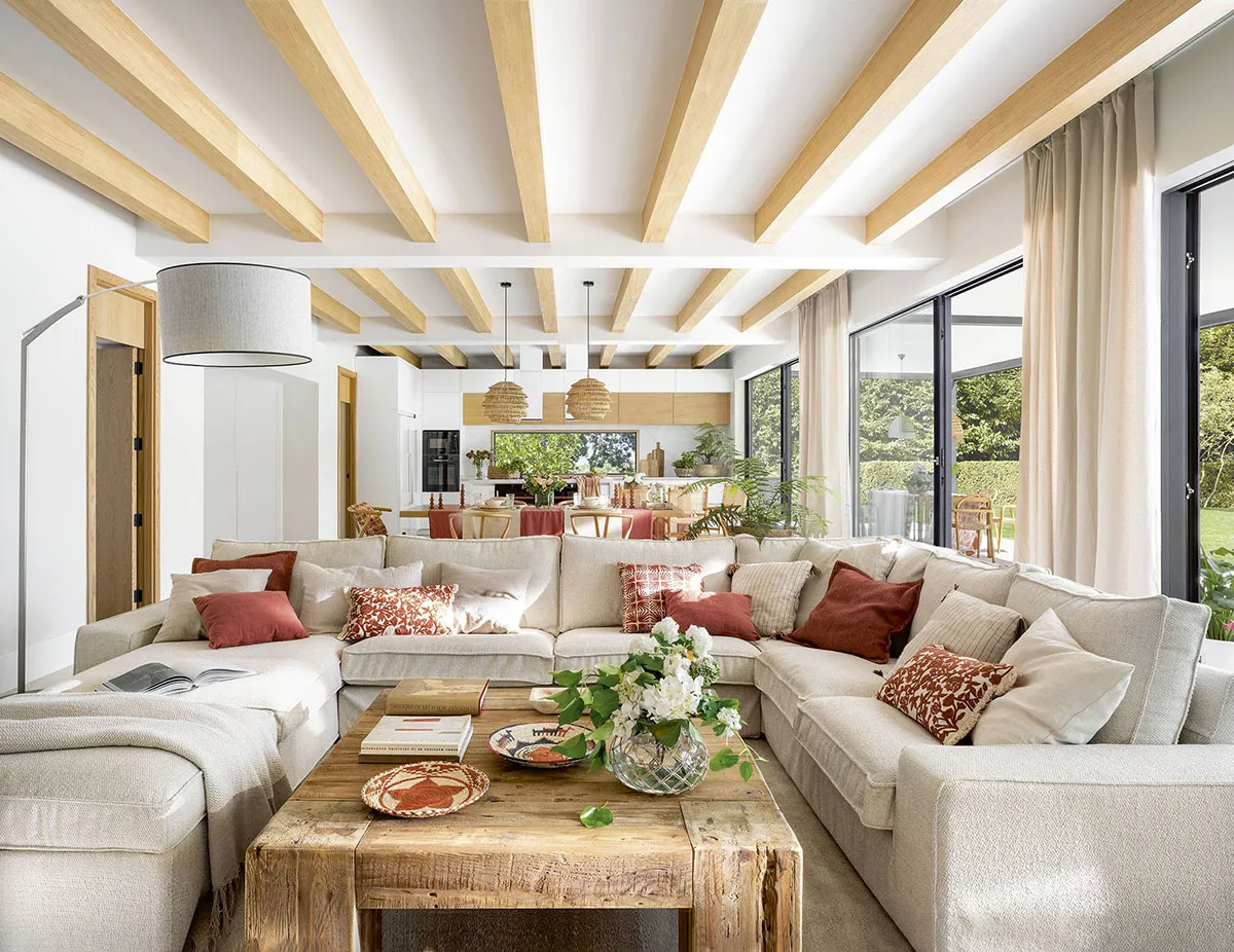 Interior luminoso y natural de una casa acogedora en España - Gallery image 1