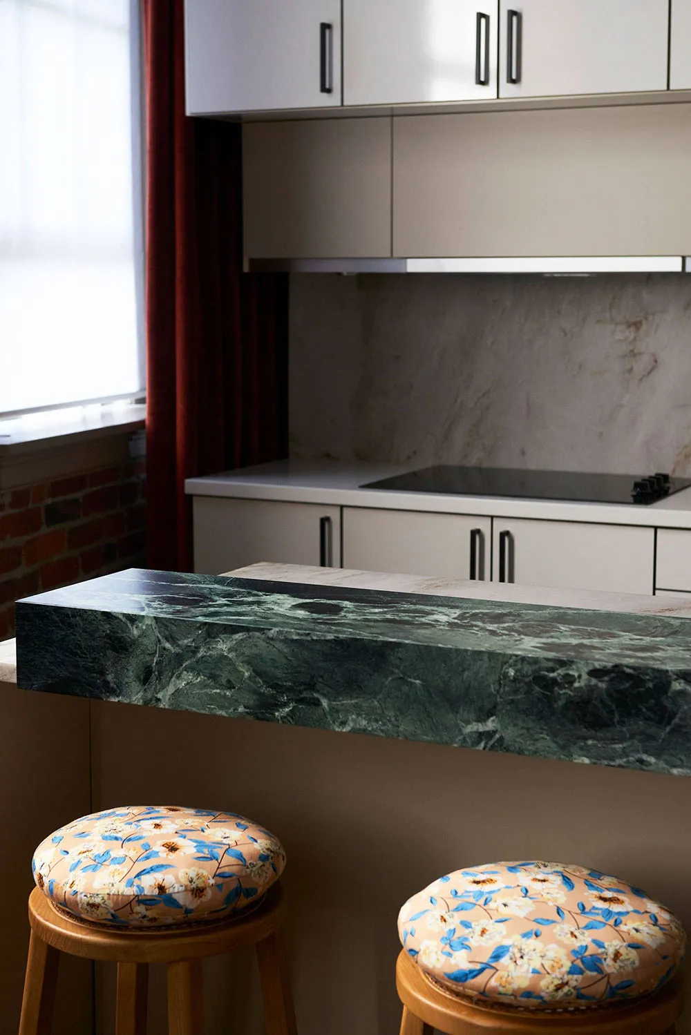 Ricos matices y cristal en el fondo de ladrillo: loft en Canadá - Gallery image 3