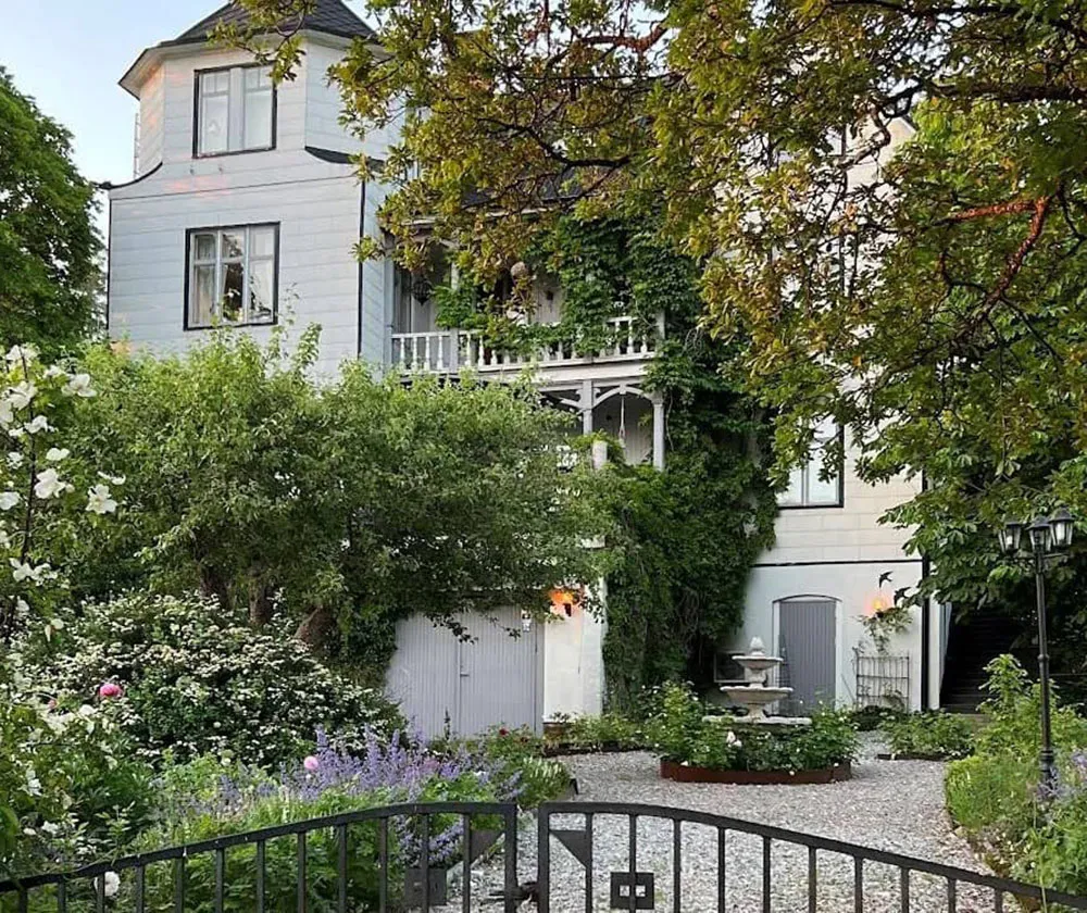 Ungewöhnliche alte Villa mit Türmen in Schweden - Gallery image 1