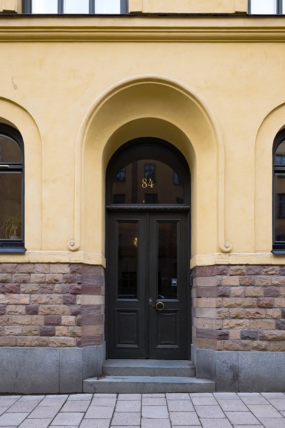 Jasny biały wnętrze w starym budynku centrum Stockholm (88 m²) - 18
