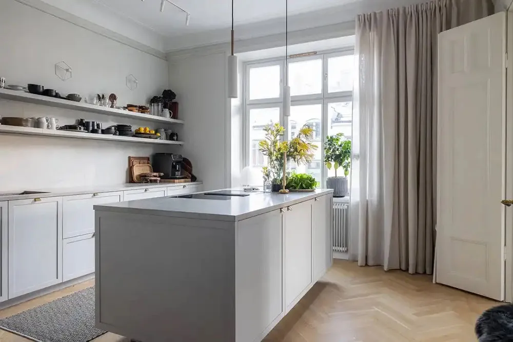 Moderne Klassik mit stylischen dunklen Akzenten: Wohnung in Stockholm - Gallery image 7