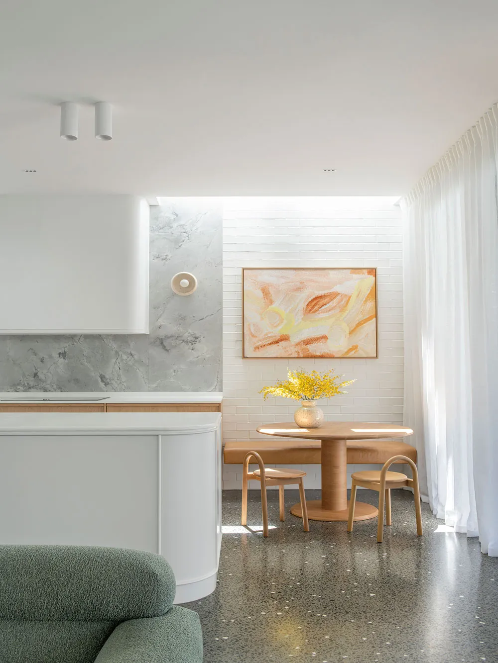 Une merveilleuse cuisine blanche avec sol sombre et détails en bois - Gallery image 3