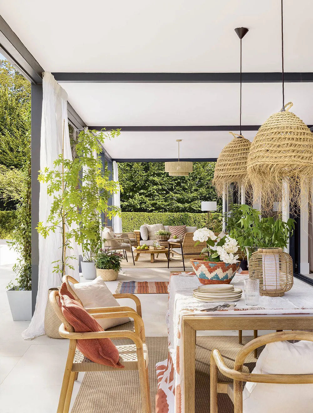 Interior luminoso y natural de una casa acogedora en España - Gallery image 7