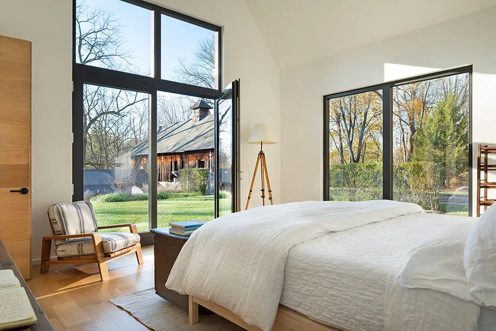 Intérieurs très lumineux d'un moderne cottage noir en pleine nature - Gallery image 15