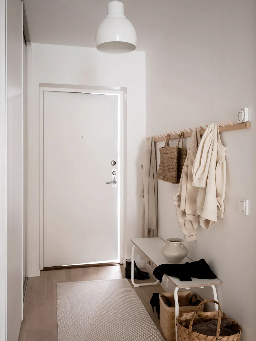 Decoración beige suave en un apartamento escandinavo pequeño (52 m²) - Gallery image 14