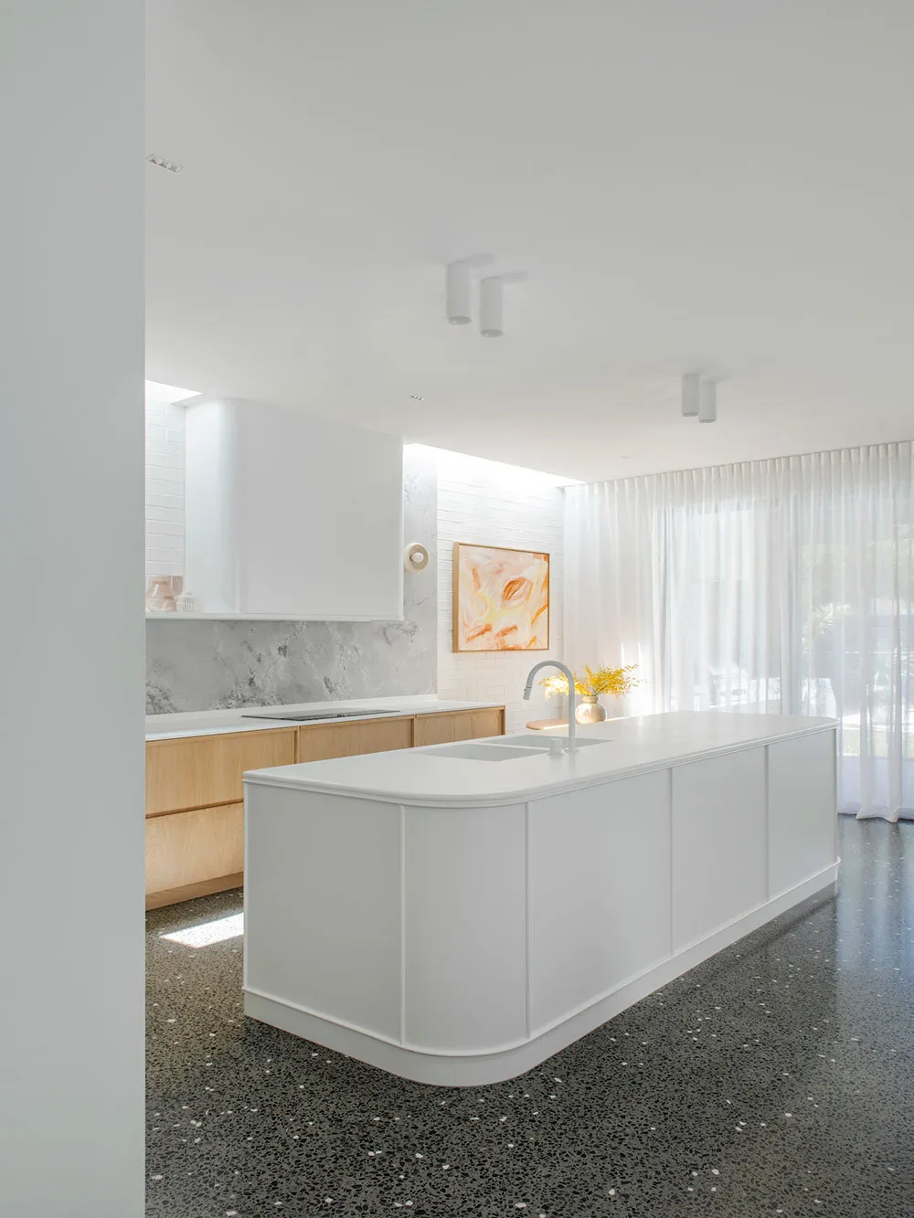 Une merveilleuse cuisine blanche avec sol sombre et détails en bois - Gallery image 8