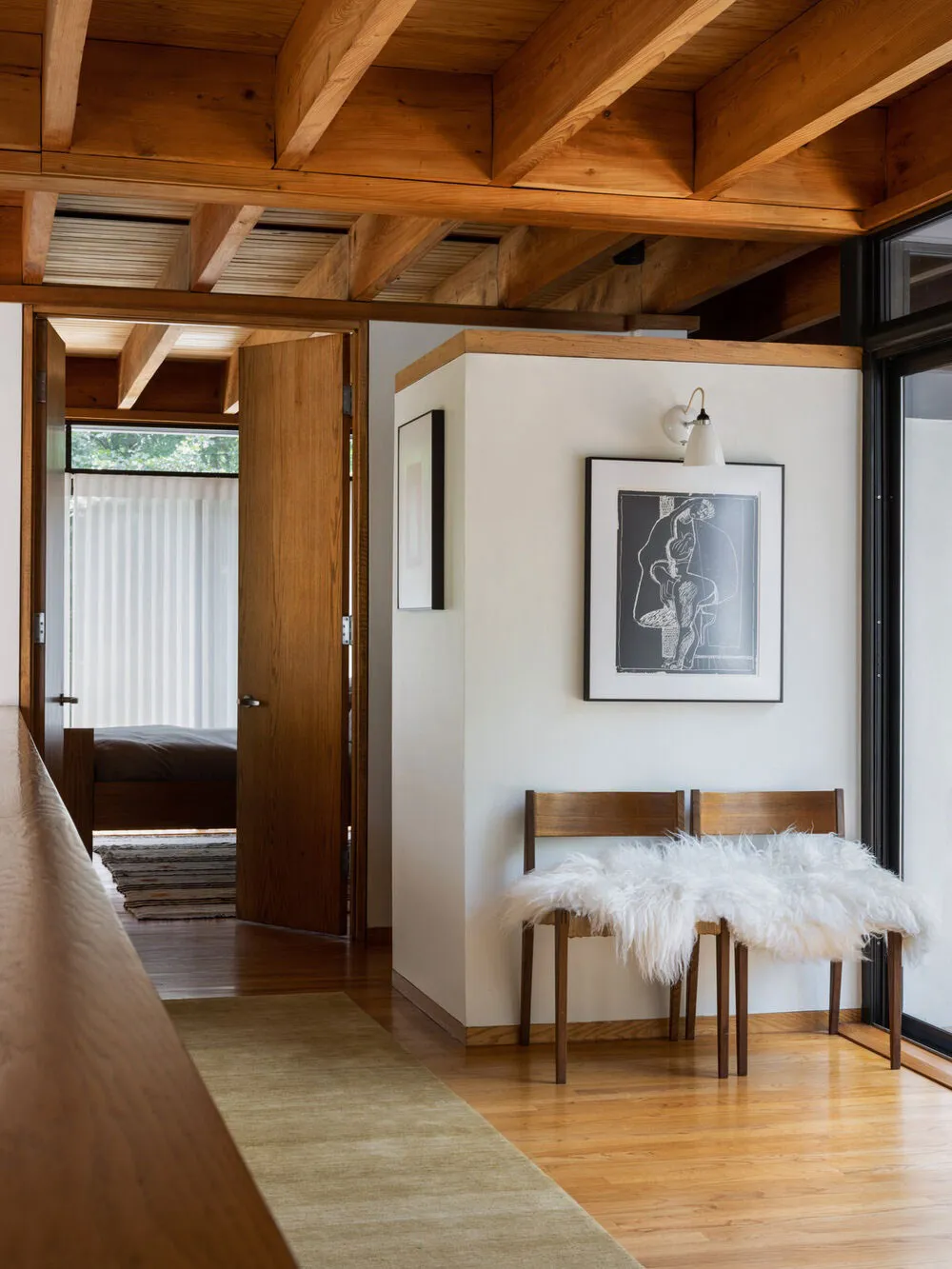 काँच की दीवारें एवं लकड़ी की बीम: कनेक्टिकट में स्थित एक अनूठा जंगली घर - Gallery image 12