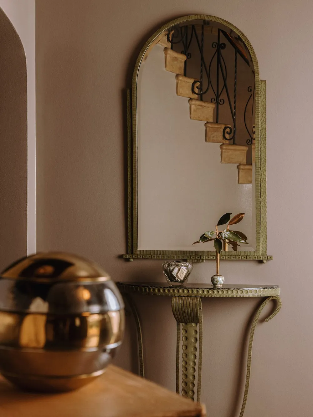 Intimité douce et belles peintures murales : maison à Los Angeles - Gallery image 9