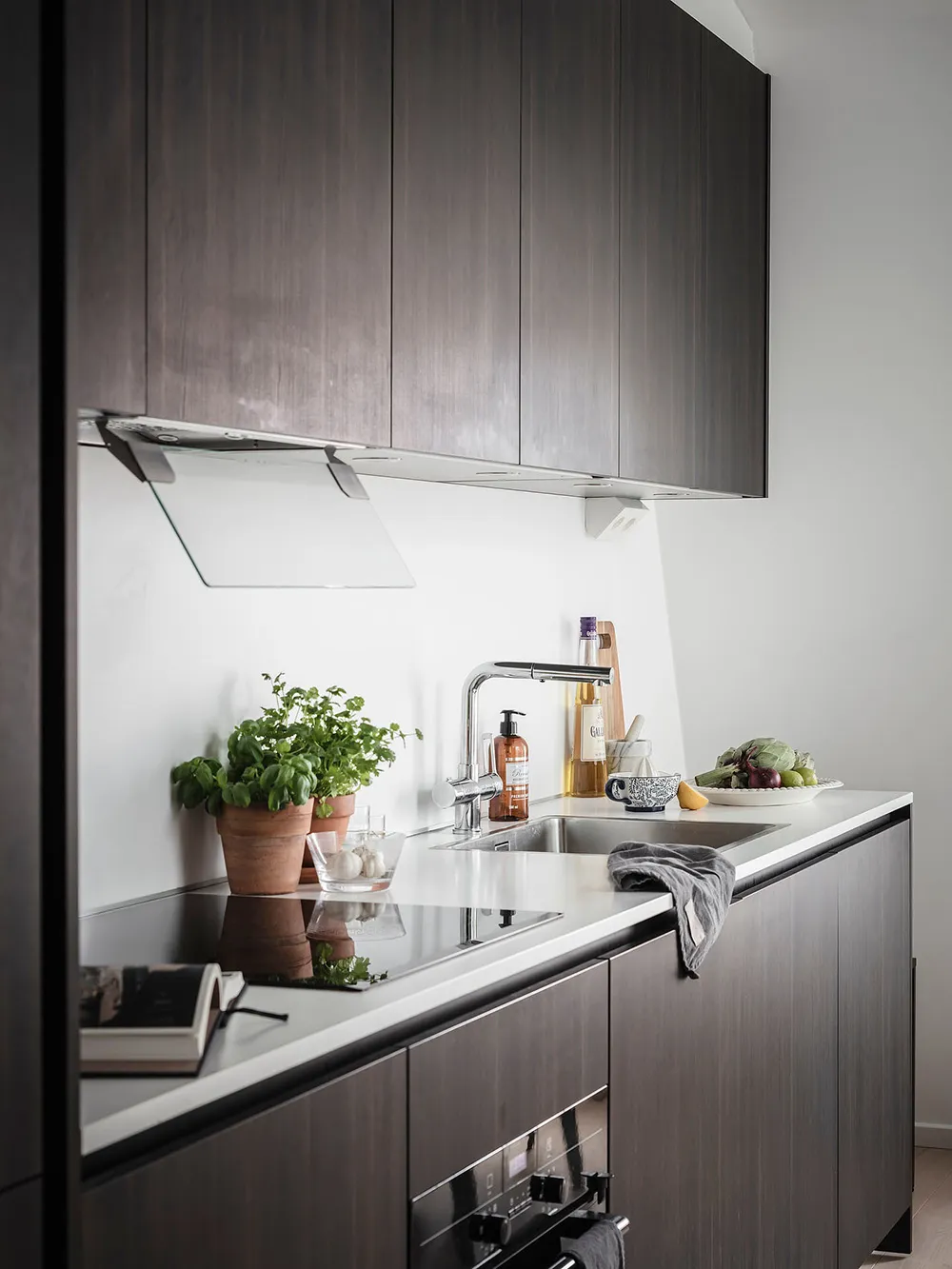 Petite mansarde blanche avec cuisine sombre (34 m²) - Gallery image 13