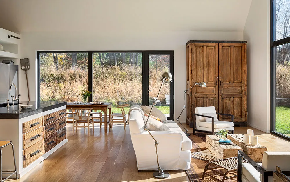 Intérieurs très lumineux d'un moderne cottage noir en pleine nature - Gallery image 13