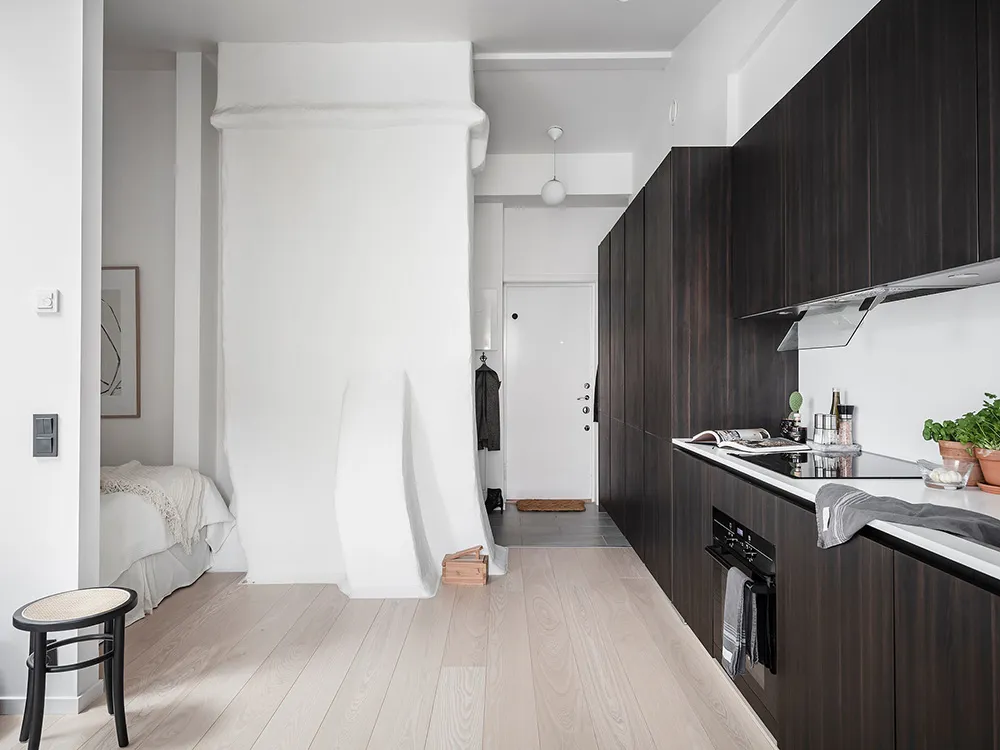 Petite mansarde blanche avec cuisine sombre (34 m²) - Gallery image 15