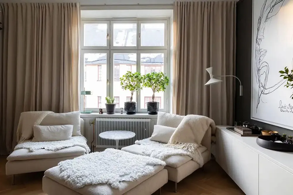Moderne Klassik mit stylischen dunklen Akzenten: Wohnung in Stockholm - Gallery image 2