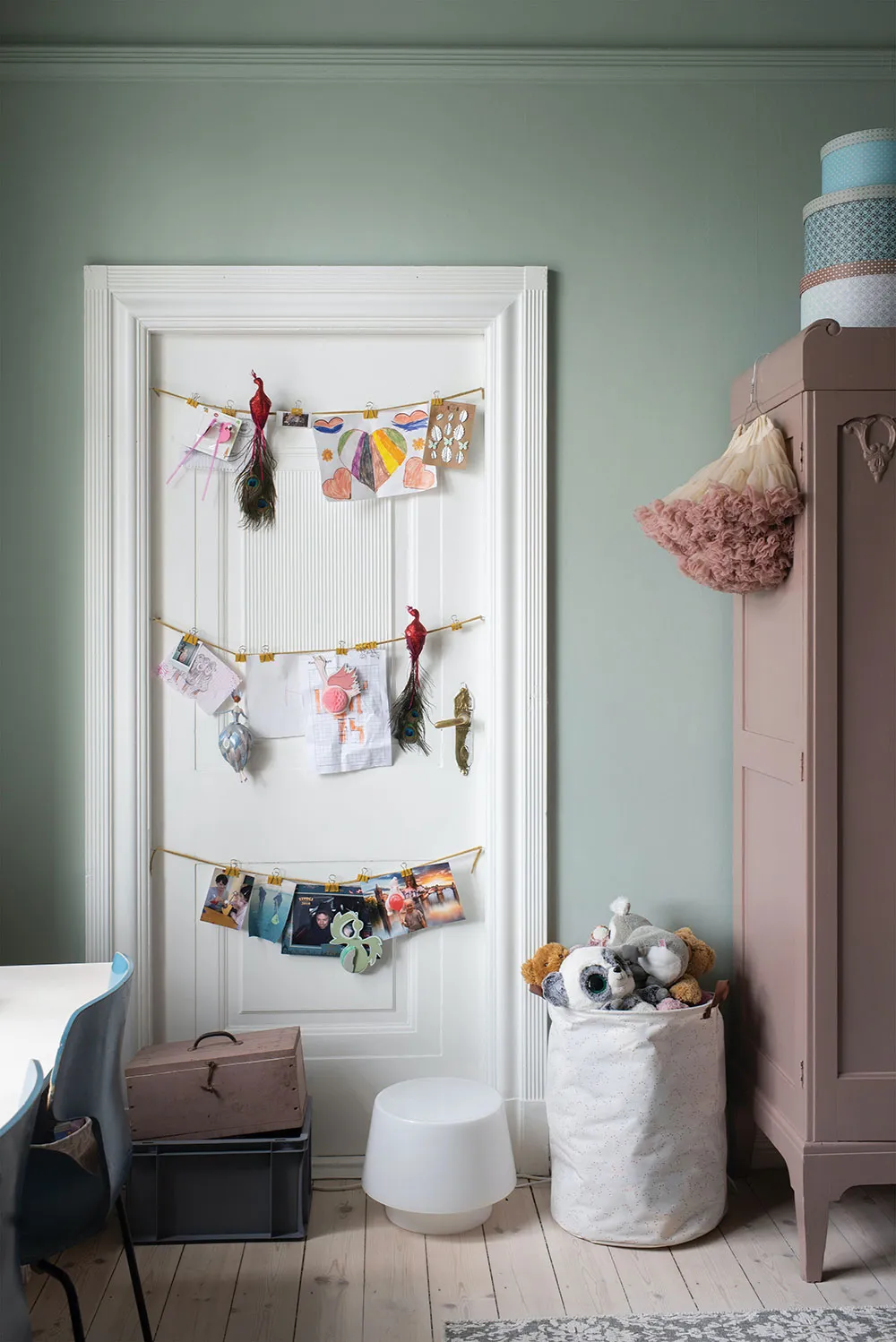 Apartamenty rodziny projektanta w Kopenhadze z nowoczesnymi zielonymi ścianami i linią - Gallery image 8