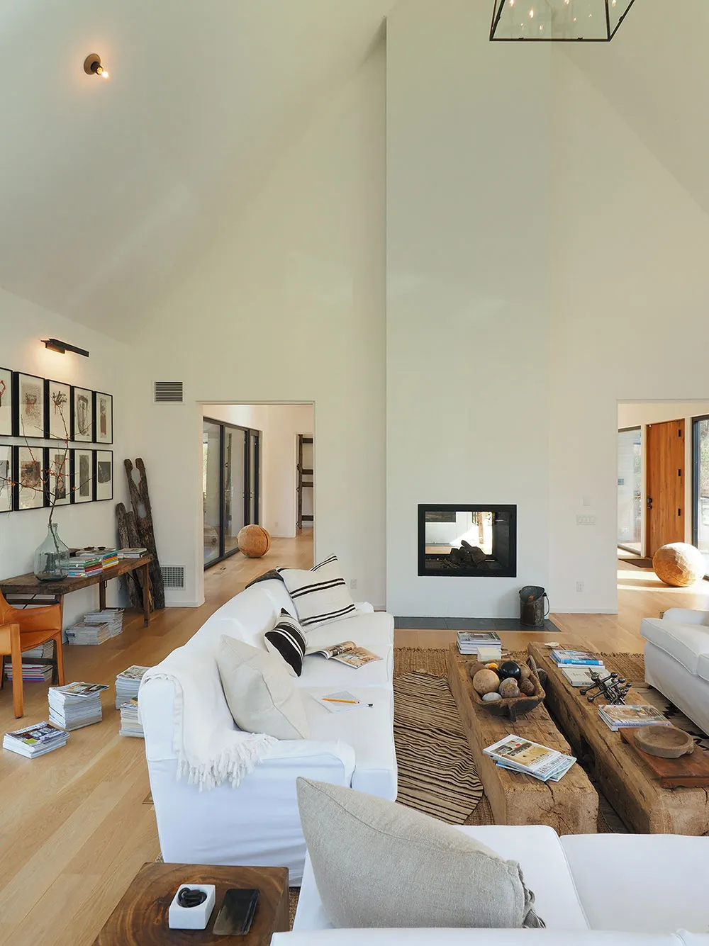 Intérieurs très lumineux d'un moderne cottage noir en pleine nature - Gallery image 7