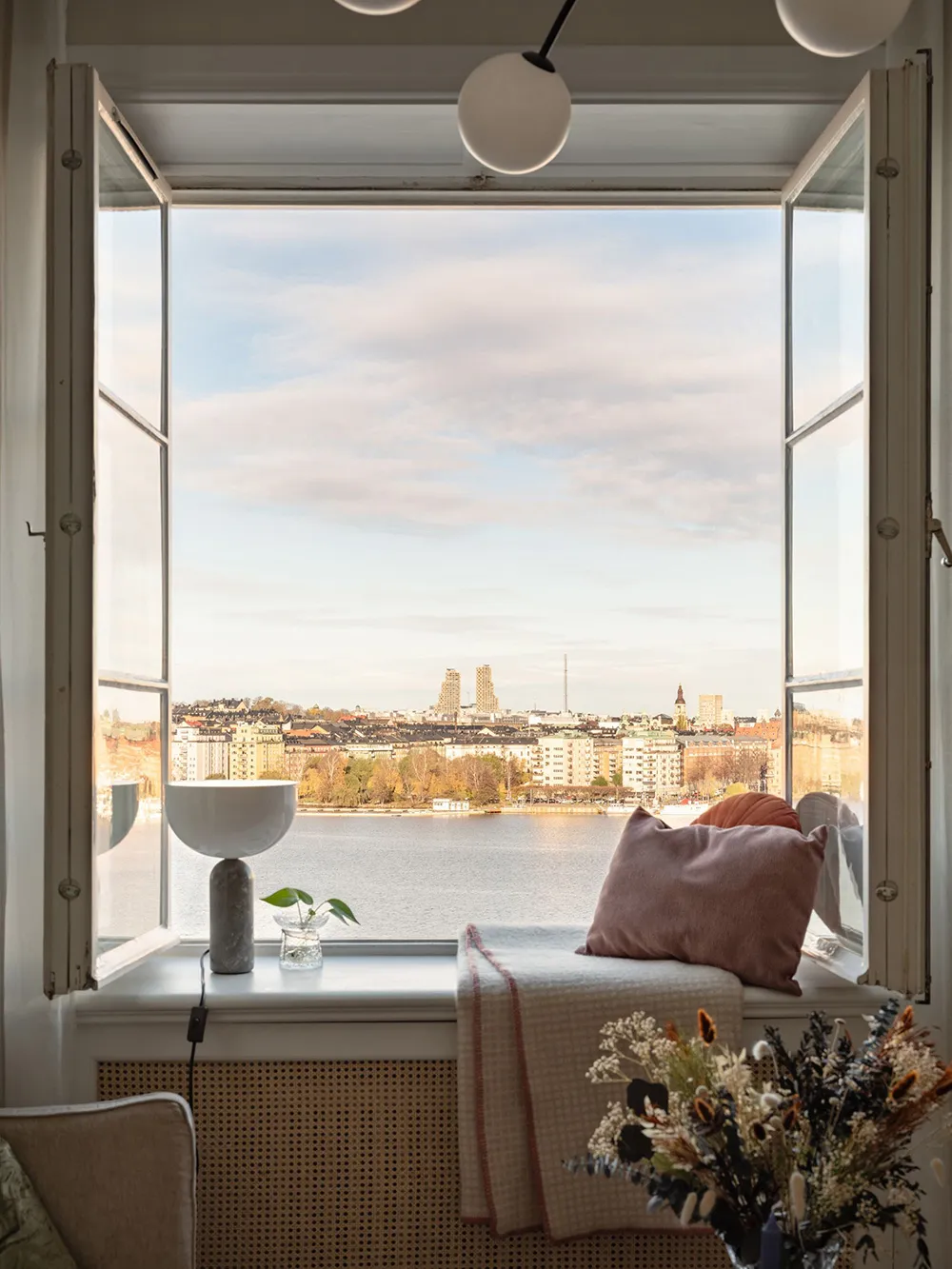 Спальня за стеклом и виды на залив: небольшая квартира в Стокгольме (36 кв. м) - Gallery image 1