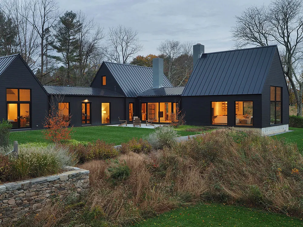 Intérieurs très lumineux d'un moderne cottage noir en pleine nature - Gallery image 1