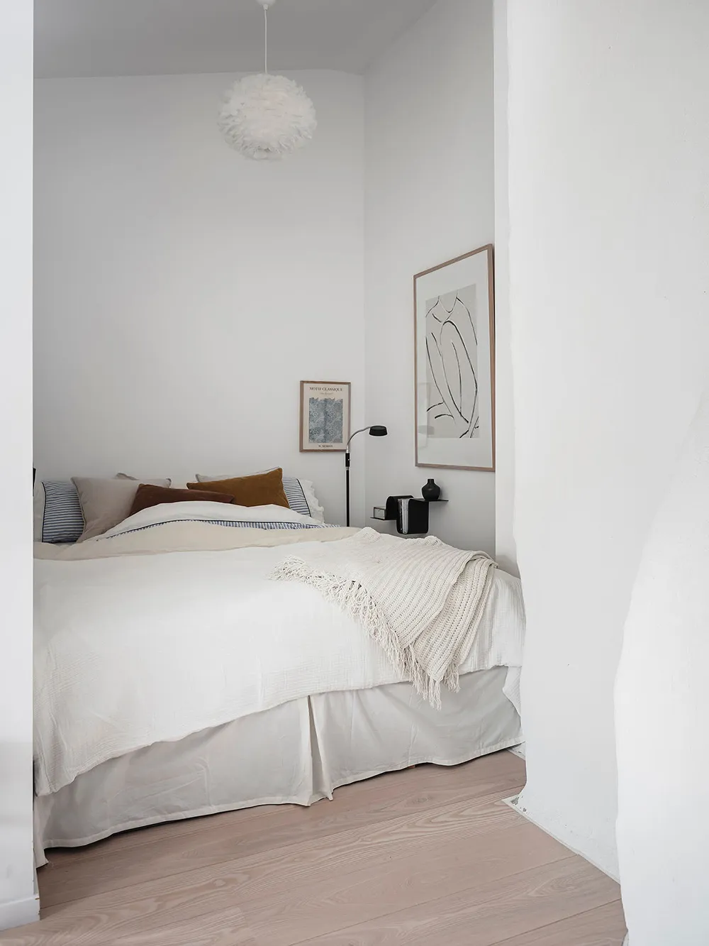 Petite mansarde blanche avec cuisine sombre (34 m²) - Gallery image 17