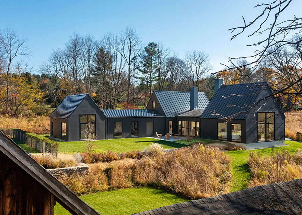 Intérieurs très lumineux d'un moderne cottage noir en pleine nature - Gallery image 25