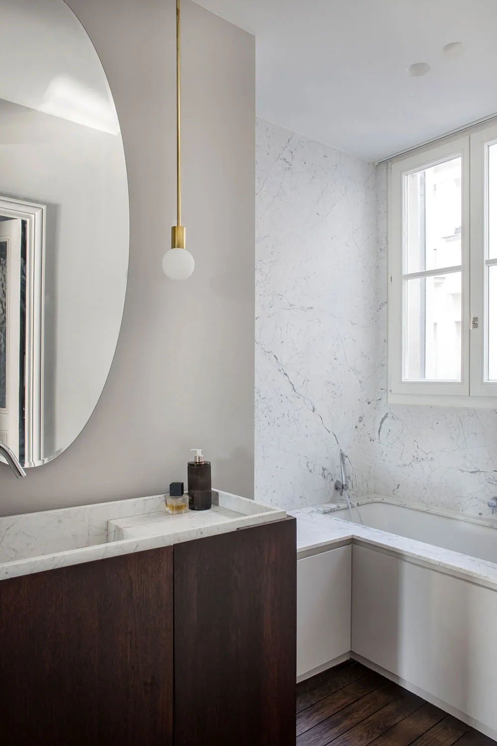Klassische Fenster und moderner Dekor: Die Wohnung eines Designers in Paris - 11