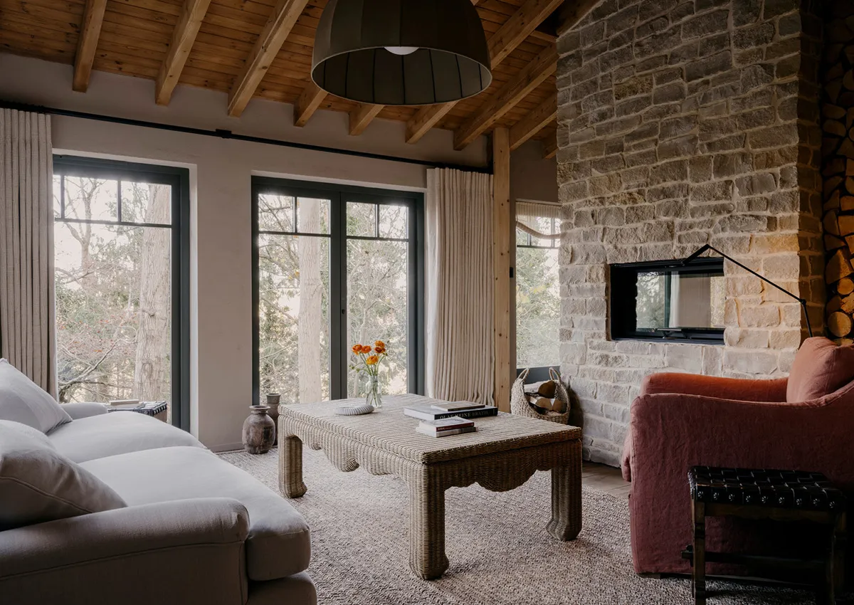 Приємні натуральні інтер'єри хутірка в лісі в Англії - Gallery image 3