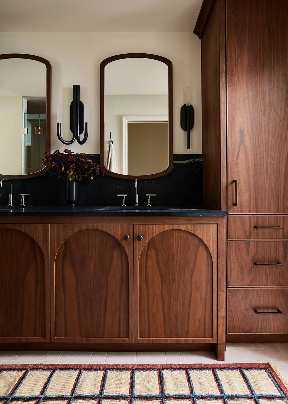 Diseño de interiores de una casa rural en Minnesota inspirada en los acogedoros pubs ingleses - Gallery image 19