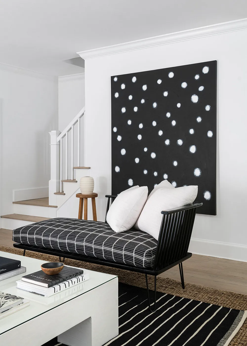 Stylish black and white interiors of a countryside house on Long Island - Gallery image 6