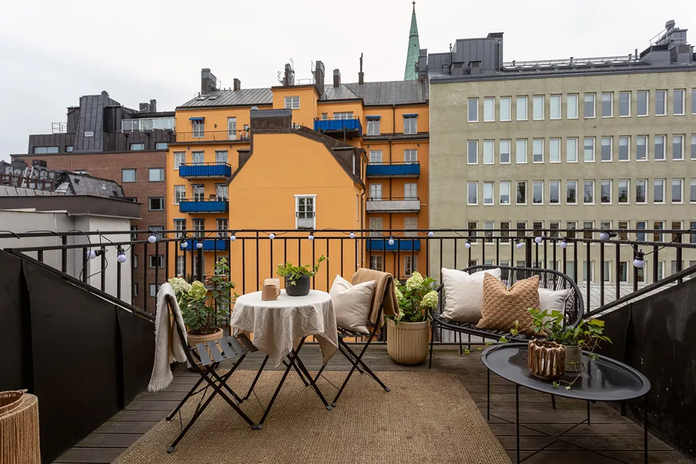 Шведська мансарда зі світлими інтер'єрами та модним декором (74 кв. м) - Gallery image 4