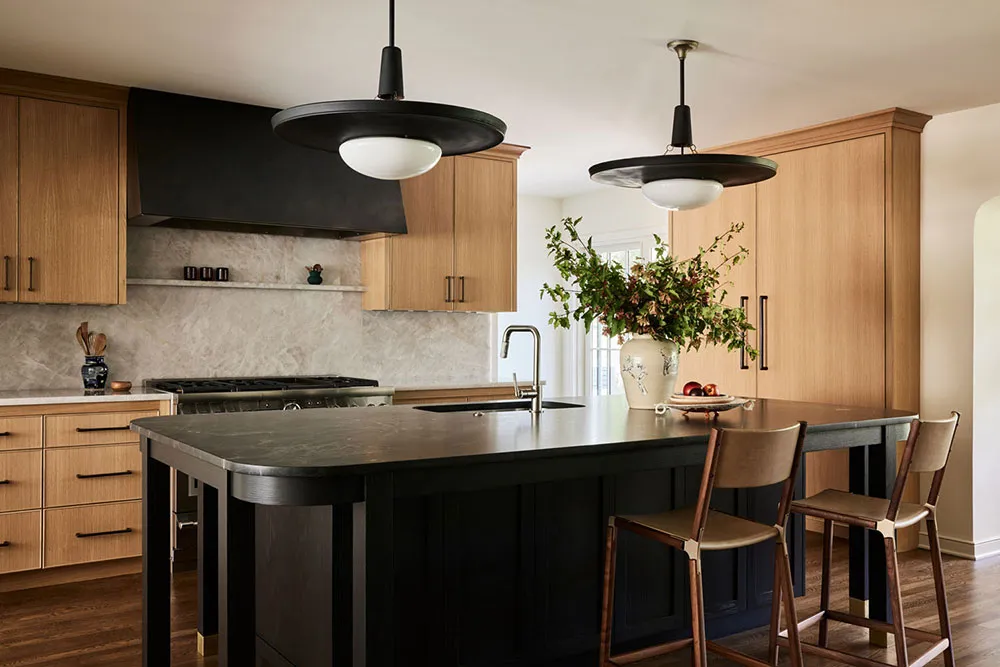 Diseño de interiores de una casa rural en Minnesota inspirada en los acogedoros pubs ingleses - Gallery image 9